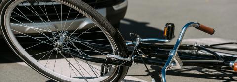 Unfallversicherung -  Einfahrten in Firmengelände sind Unfallschwerpunkte mit Fahrrädern